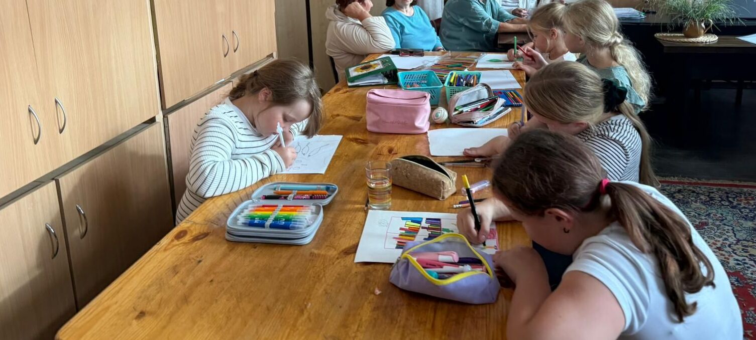 Ukraiņu un latviešu bērni rada krāsojamo grāmatiņu 