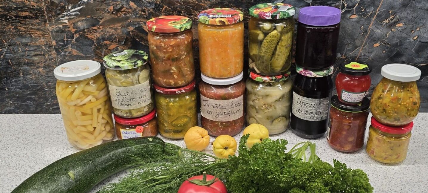 Vasara burciņā – Variešos pašu audzētā raža pārtop ziemas krājumos