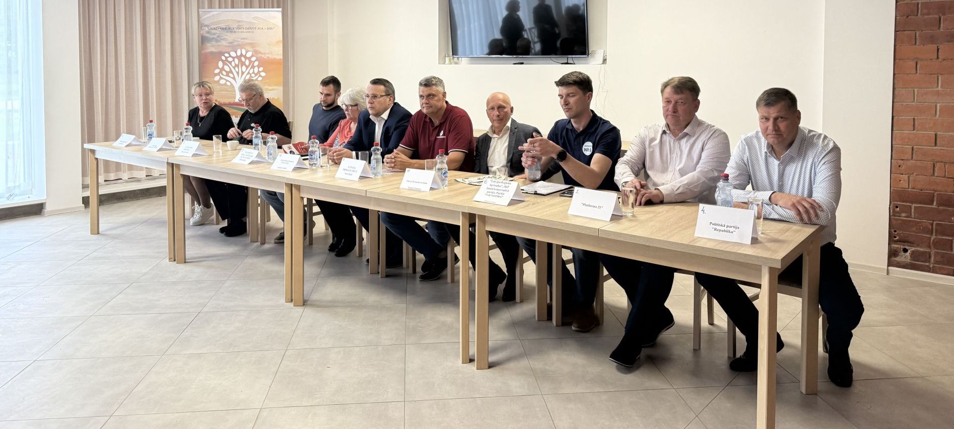 Atašienē notika Jēkabpils novada deputātu kandidātu un iedzīvotāju diskusija: uzklausītas idejas, izteikti pārmetumi un priekšlikumi